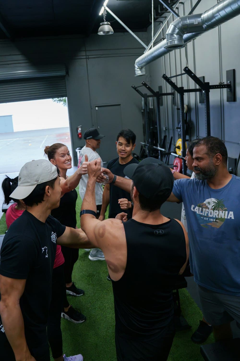 Grupo de personas chocando las manos tras entrenar