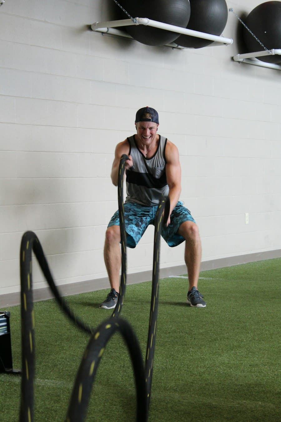 Atleta entrenando fuerza en el gimnasio